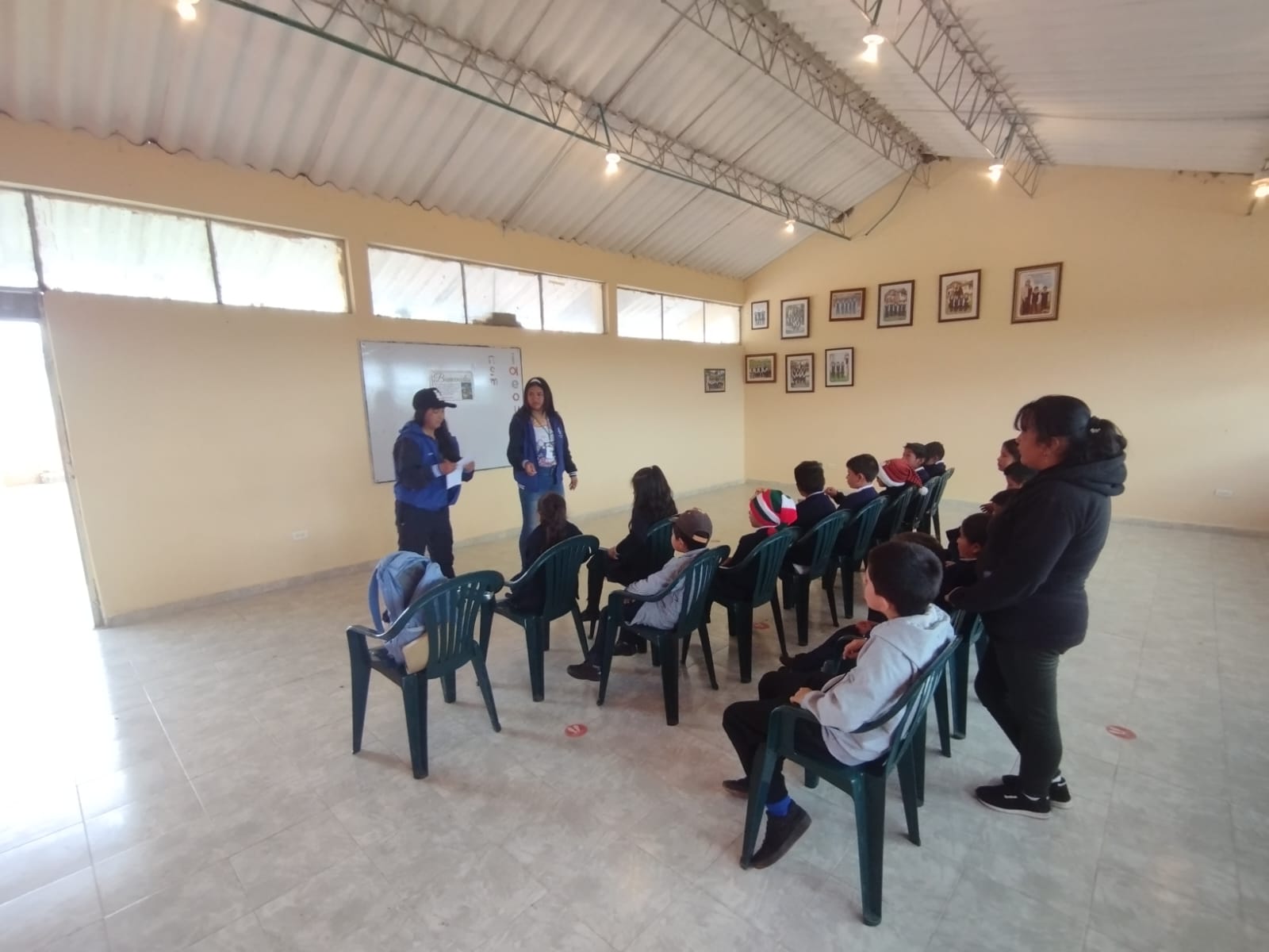 Visita de aprendices sena a la institucion La Jardinera