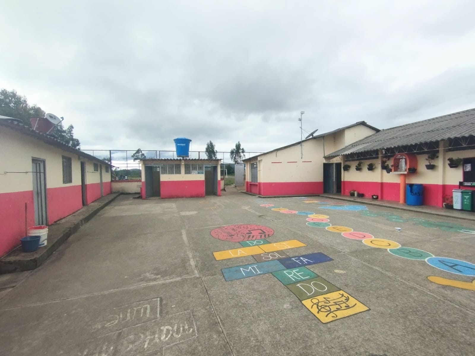 Patio and classrooms of the institution