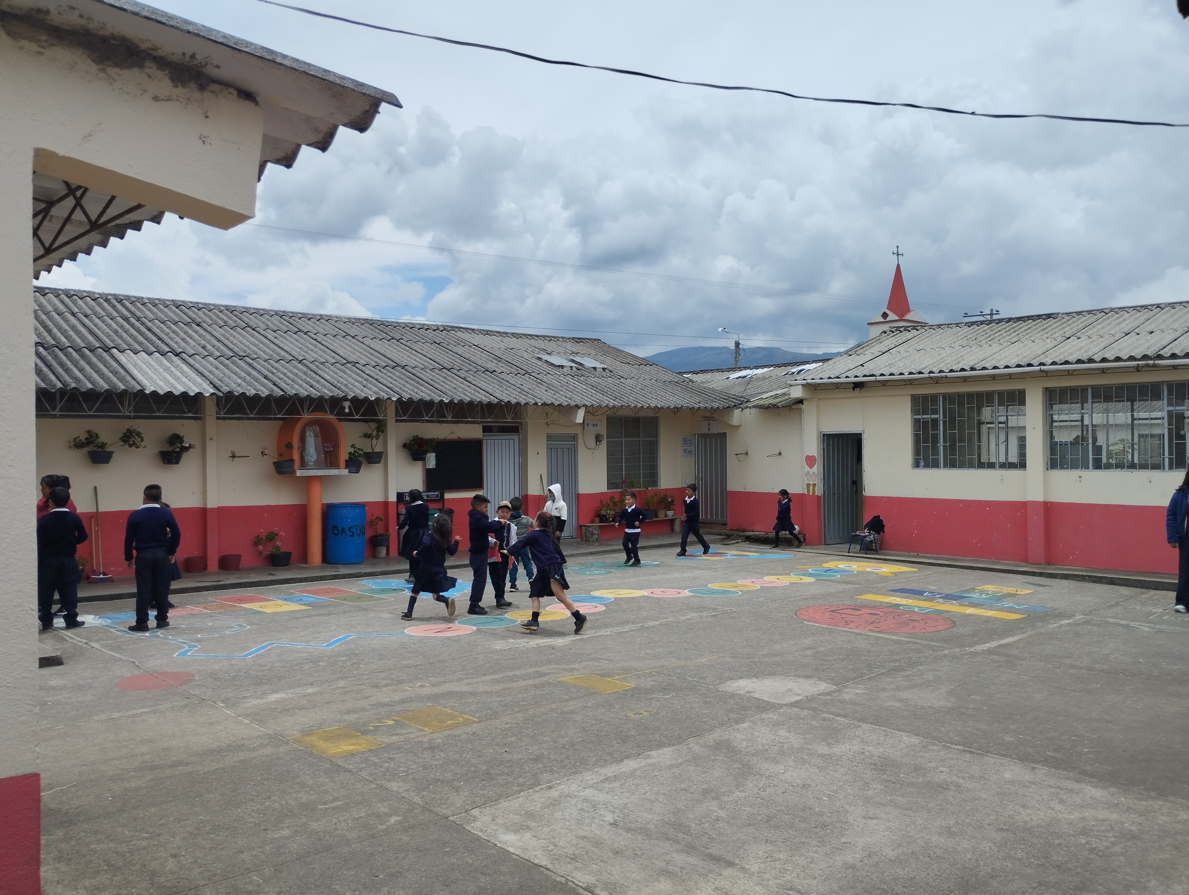 Estudiantes disfrutando el recreo